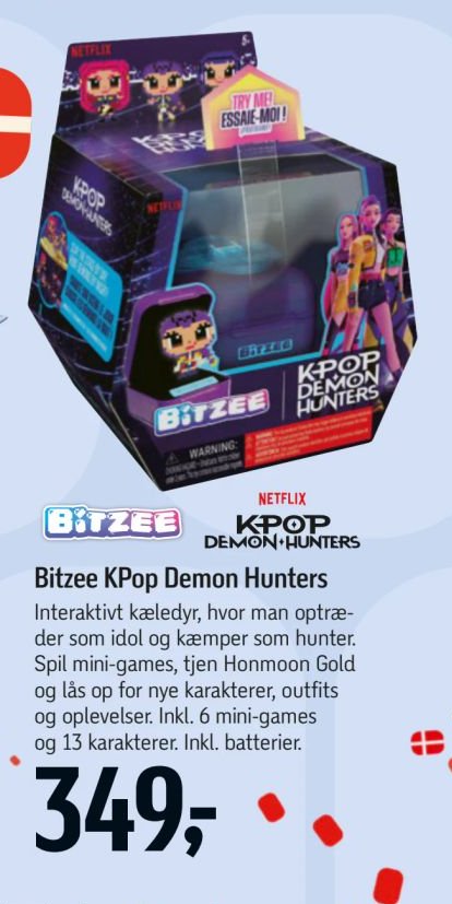 Bitzee KPop Demon Hunters Interaktivt kæledyr, hvor man optræder som idol og kæmper som hunter. Spil mini-games, tjen Honmoon Gold og lås op for nye karakterer, outfits og oplevelser. Inkl. 6 mini-games og 13 karakterer. Inkl. batterier. – Føtex